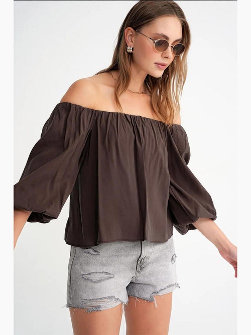 Blusa fina de modal y poliéster con cuello madonna y detalle de volante mixray - Kiabi Blusa fina de modal y poliéster con cuello madonna y detalle de volante mixray - Kiabi