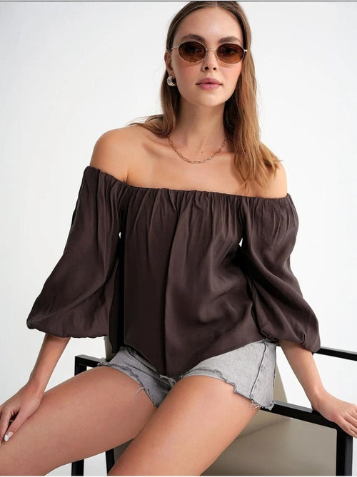 Blusa fina de modal y poliéster con cuello madonna y detalle de volante mixray - Kiabi Blusa fina de modal y poliéster con cuello madonna y detalle de volante mixray - Kiabi