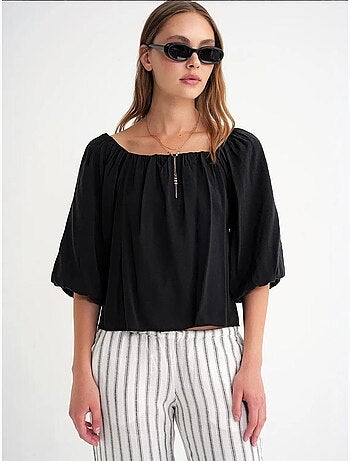 Blusa fina de modal y poliéster con cuello madonna y detalle de volante mixray