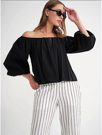 Blusa fina de modal y poliéster con cuello madonna y detalle de volante mixray