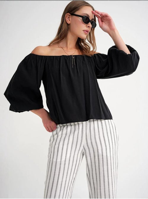 Blusa fina de modal y poliéster con cuello madonna y detalle de volante mixray - Kiabi Blusa fina de modal y poliéster con cuello madonna y detalle de volante mixray - Kiabi