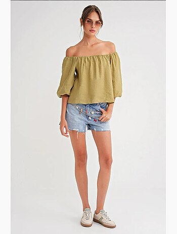 Blusa fina de modal y poliéster con cuello madonna y detalle de volante mixray