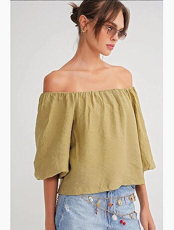 Blusa fina de modal y poliéster con cuello madonna y detalle de volante mixray