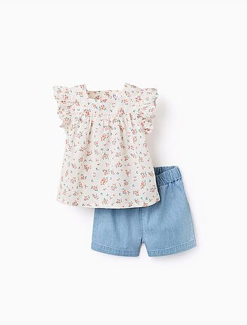 Blusa floral y pantalón corto vaquero