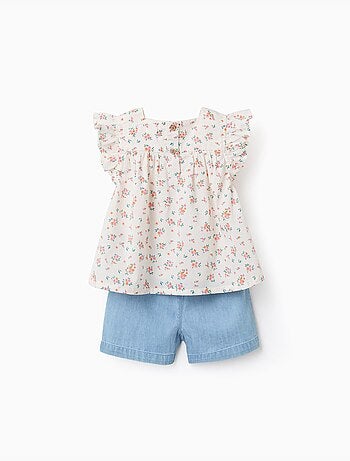 Blusa floral y pantalón corto vaquero