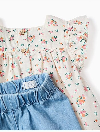 Blusa floral y pantalón corto vaquero