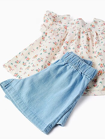 Blusa floral y pantalón corto vaquero