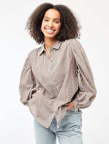 Blusa fluida con estampado de cuadros