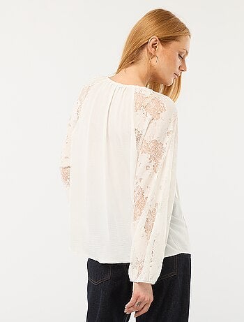 Blusa fluida con mangas de encaje transparente