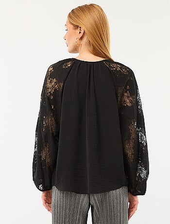 Blusa fluida con mangas de encaje transparente