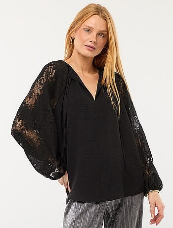 Blusa fluida con mangas de encaje transparente
