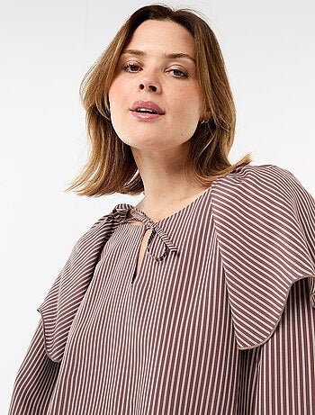 Blusa fluida de manga larga con volante grande en el cuello