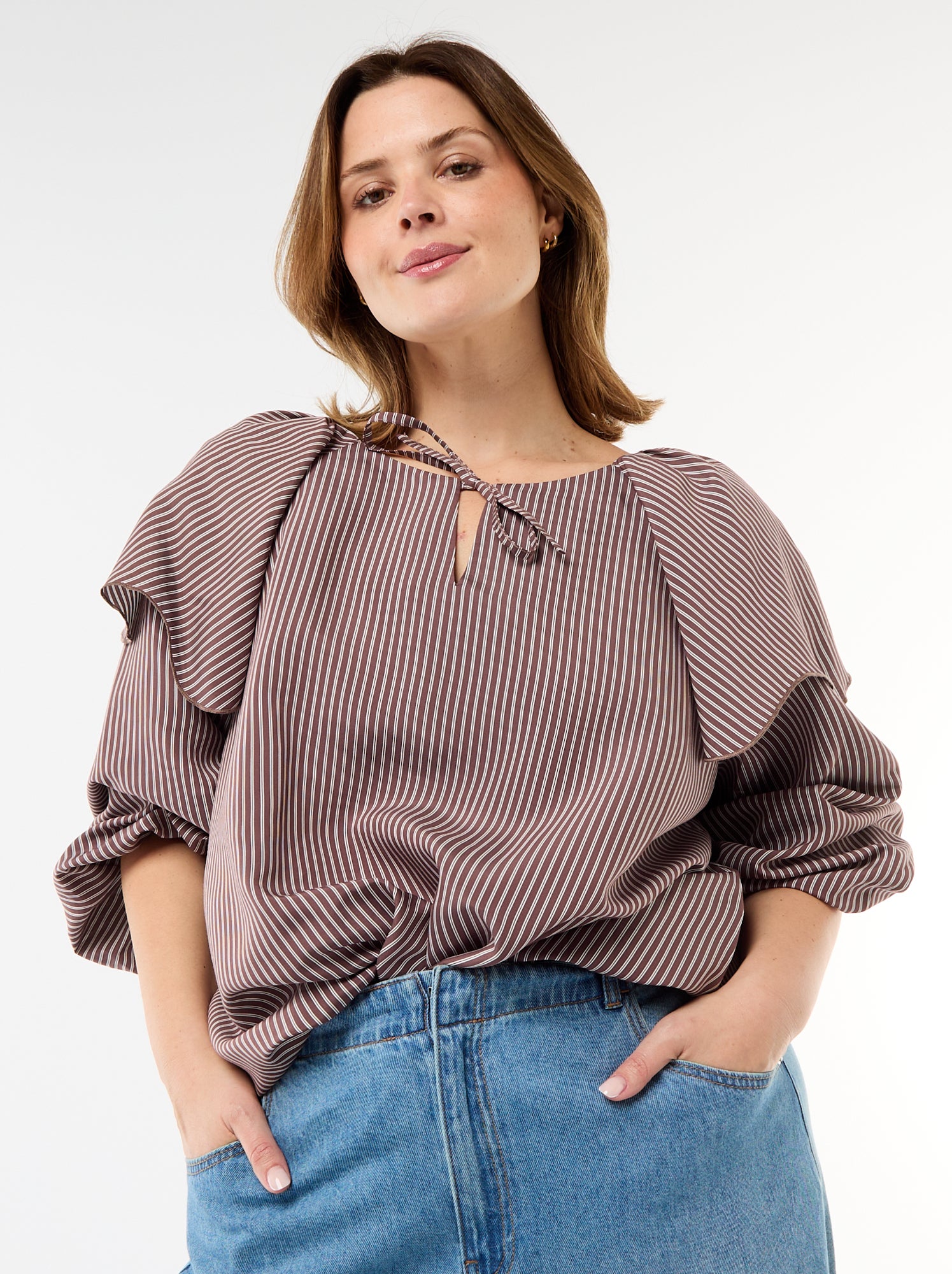 Blusa fluida de manga larga con volante grande en el cuello