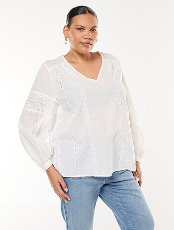 Blusa fluida lisa con plumeti y bordados calados