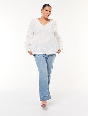 Blusa fluida lisa con plumeti y bordados calados