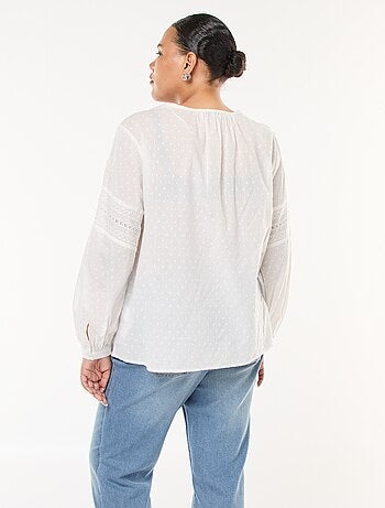 Blusa fluida lisa con plumeti y bordados calados