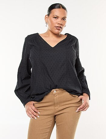 Blusa fluida lisa con plumeti y bordados calados