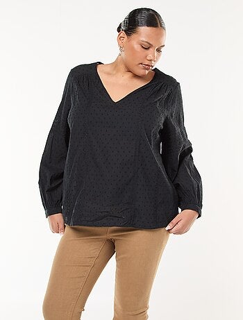 Blusa fluida lisa con plumeti y bordados calados