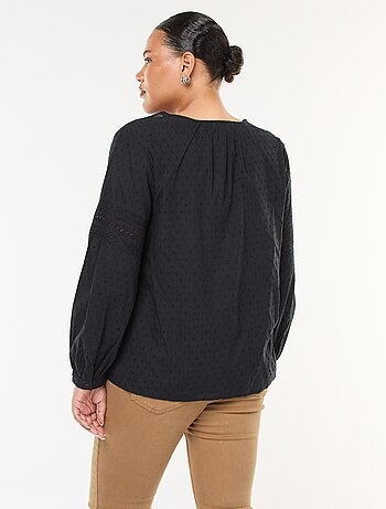 Blusa fluida lisa con plumeti y bordados calados