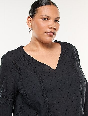 Blusa fluida lisa con plumeti y bordados calados