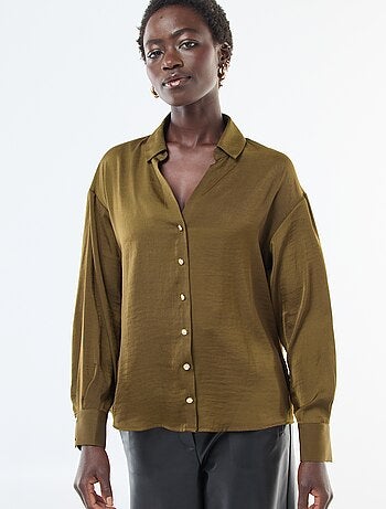 Blusa fluida satinada con botones dorados