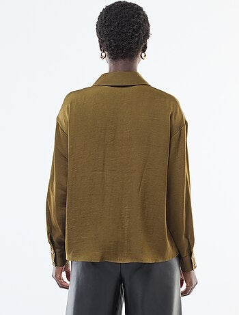 Blusa fluida satinada con botones dorados