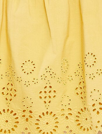 Blusa fruncida con bordado inglés