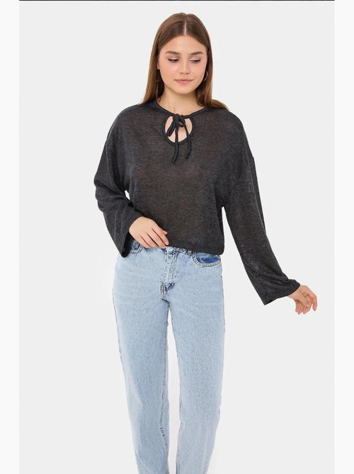 Blusa holgada de punto con cuello redondo y detalle de lazo hiccup - Kiabi Blusa holgada de punto con cuello redondo y detalle de lazo hiccup - Kiabi
