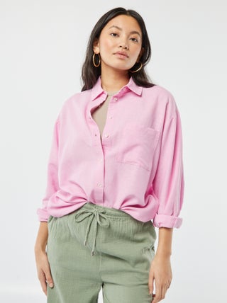 Blusa larga con bolsillo en el pecho con un 20 % de lino
