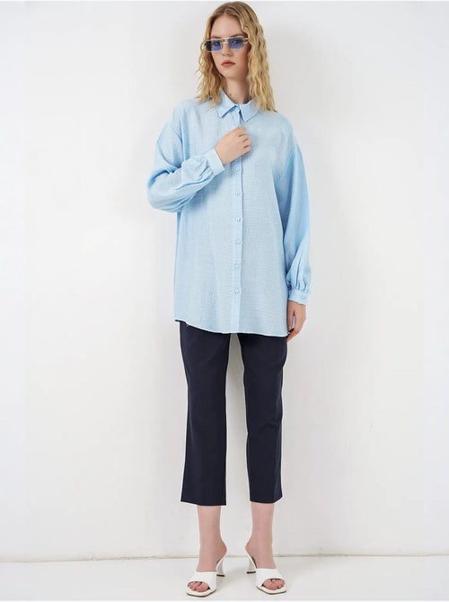 Blusa larga oversize texturizada con cuello de camisa bdart - Kiabi Blusa larga oversize texturizada con cuello de camisa bdart - Kiabi