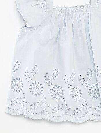 Blusa ligera con tirantes con volantes y bordados