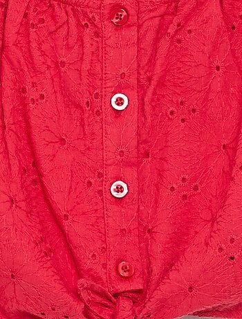 Blusa lisa con bordados ingleses