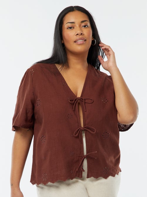 Blusa lisa con bordados y cierre de cordones - Kiabi