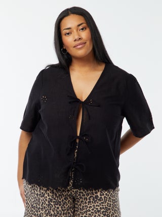 Blusa lisa con bordados y cierre de cordones