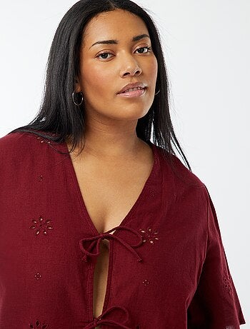 Blusa lisa con bordados y cierre de cordones