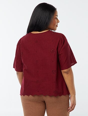 Blusa lisa con bordados y cierre de cordones