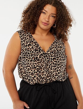 Blusa lisa con costura de fantasía en el cuello