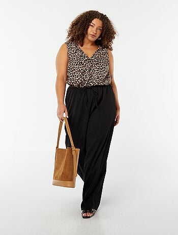 Blusa lisa con costura de fantasía en el cuello