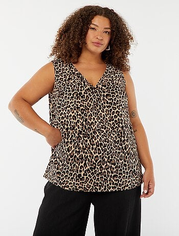 Blusa lisa con costura de fantasía en el cuello
