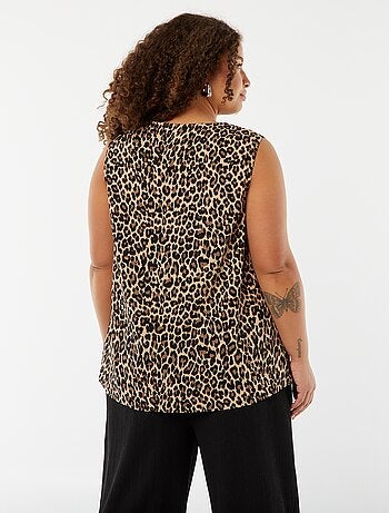 Blusa lisa con costura de fantasía en el cuello