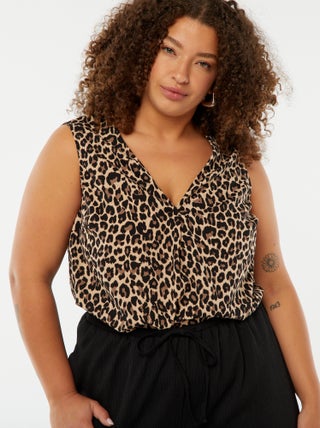 Blusa lisa con costura de fantasía en el cuello