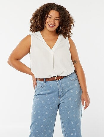Blusa lisa con costura de fantasía en el cuello