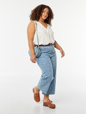 Blusa lisa con costura de fantasía en el cuello