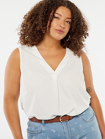 Blusa lisa con costura de fantasía en el cuello