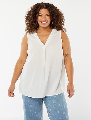 Blusa lisa con costura de fantasía en el cuello