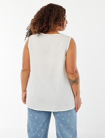 Blusa lisa con costura de fantasía en el cuello