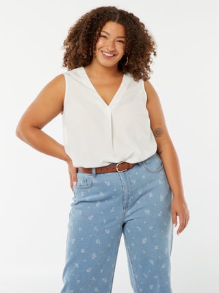 Blusa lisa con costura de fantasía en el cuello