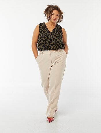 Blusa lisa con costura de fantasía en el cuello