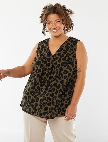 Blusa lisa con costura de fantasía en el cuello