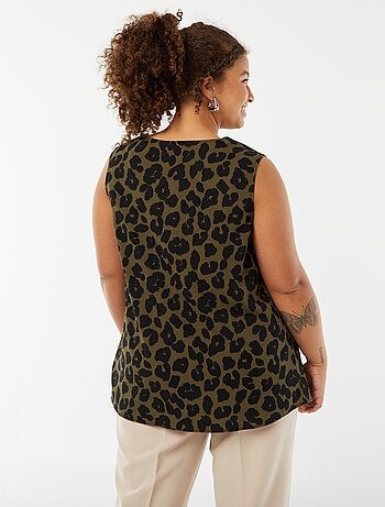 Blusa lisa con costura de fantasía en el cuello